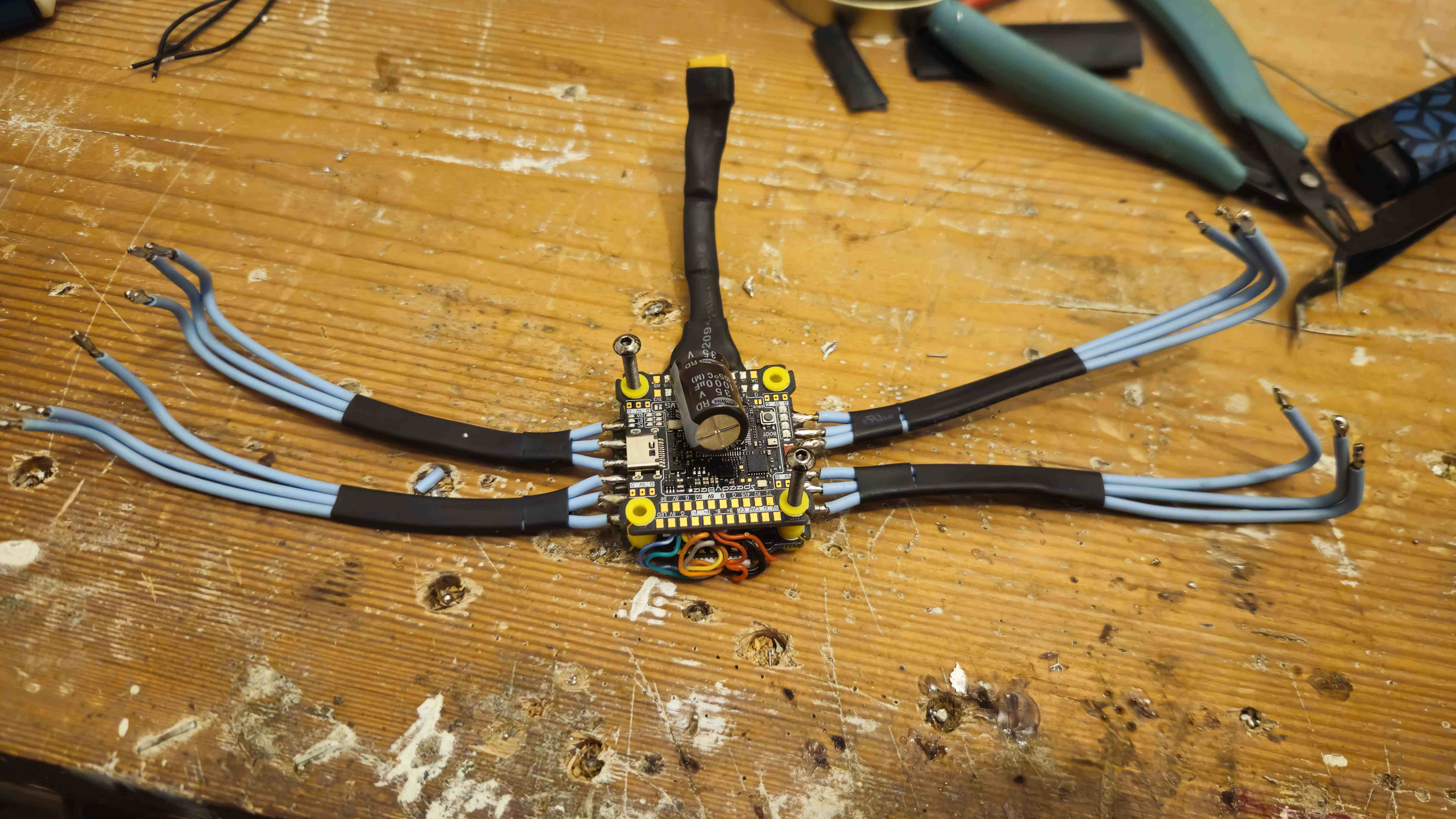 Flight Controller z ESC in povezavami za motorje